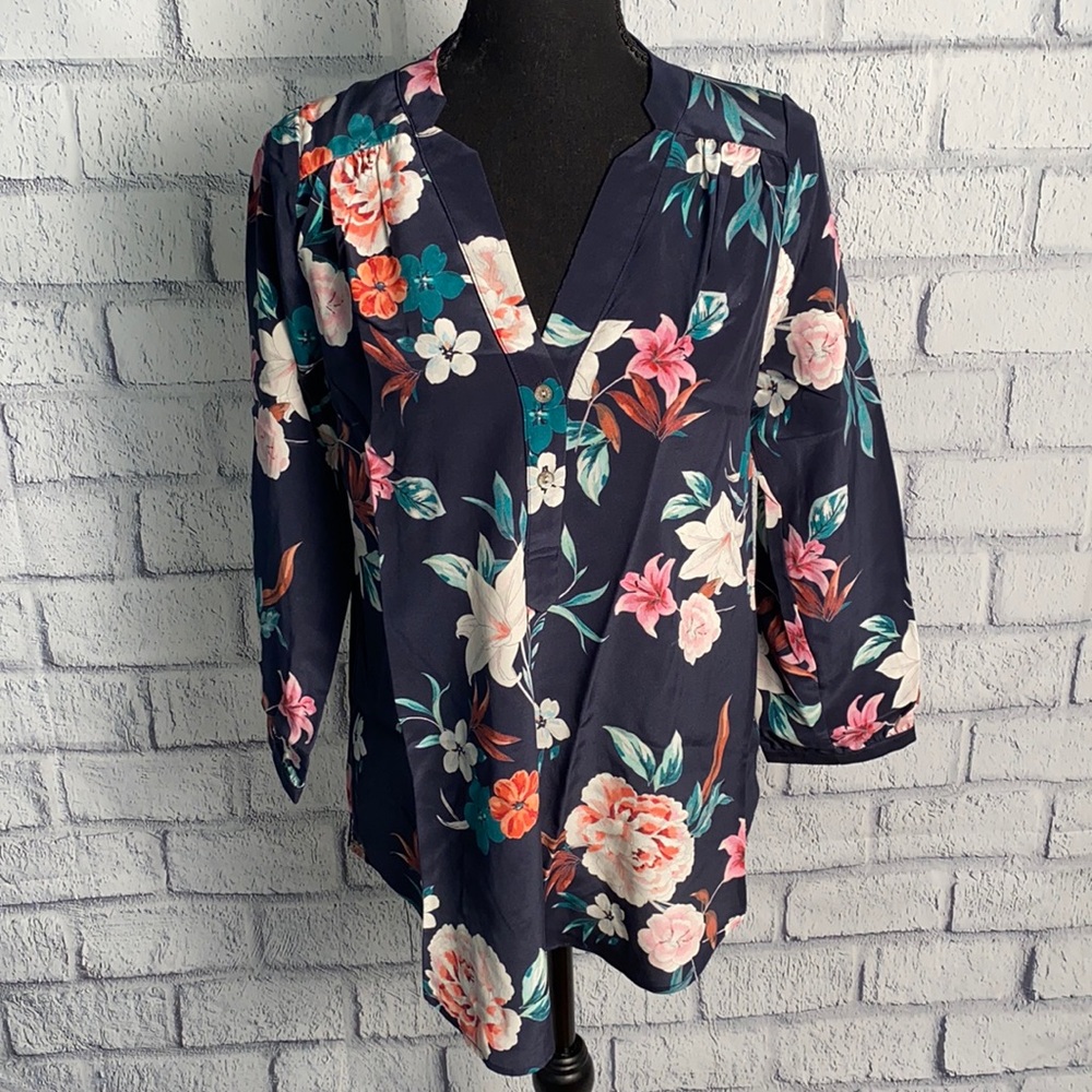 Amour Vert Amy Silk Top - Picture 2 of 7